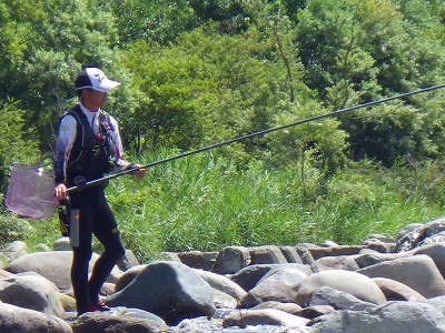新潟鮎釣り紀行10　石田氏まじめに釣りをする.jpg