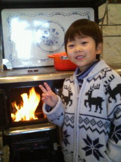 暖炉と子供.jpg