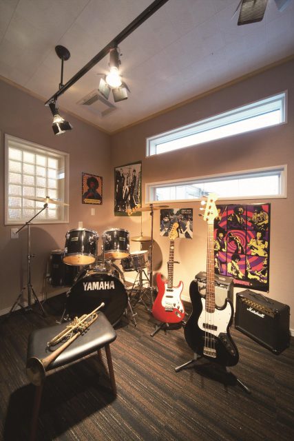 バンドセッションを想定したミュージックルームは、防音を考慮して半地下空間となっている