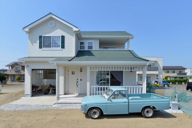 西海岸を想わせるバイクガレージのあるアメリカンスタイルの家は、映画のワンシーンのよう・・・