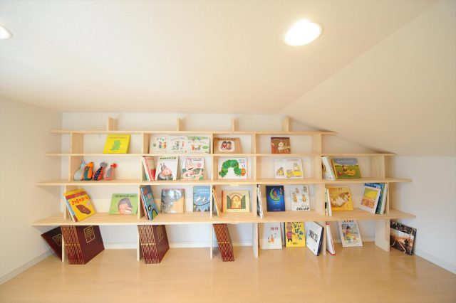 書棚のある屋根裏部屋は子供たちのあそび場にもなっている